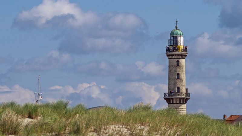 Strand und Leuchtturm Warnemünde