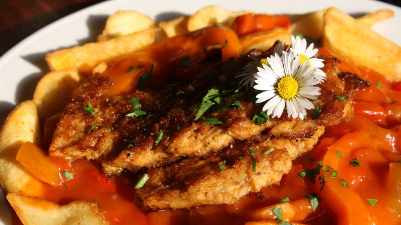 Veganes Schnitzel mit Kartoffelecken und Paprika-Tomatensauce