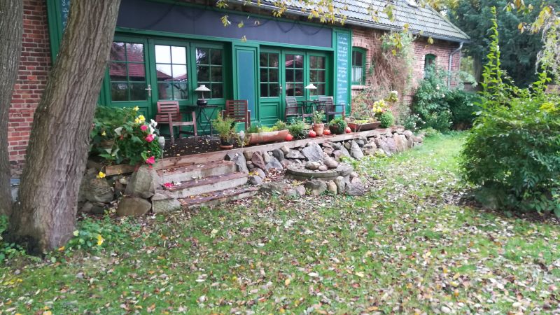 Hotel Elfenhof Fassade Garten